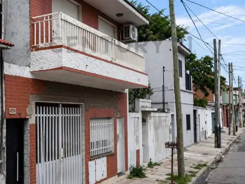 CASA 2 FAMILIAS  2 PLANTAS INDEPENDIENTES  TERRAZA + PARRILLA  A METROS ALTO AVELLANEDA