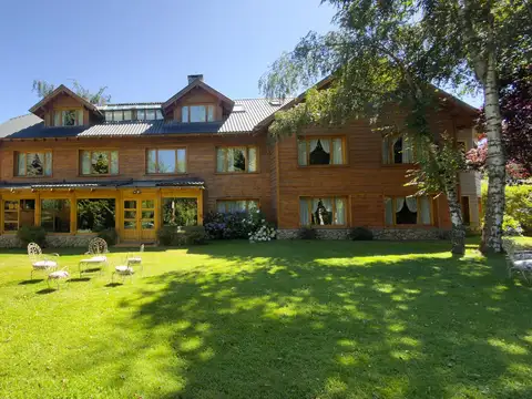 VENTA - Hostería de 935m2 en pleno centro de Villa La Angostura – 14 hab. – Lote 2.500 m² – FOT 130%