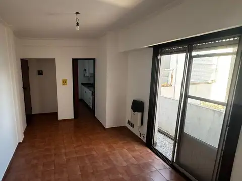 Departamento 2 ambientes con balcón, muy luminoso. Muy buena ubicación