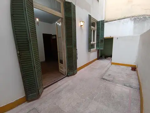 Departamento de 3 ambientes y 1/2 con patio
