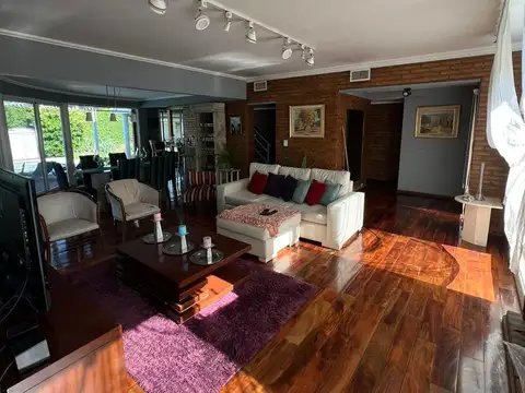 Casa 7 ambientes con 4 baños