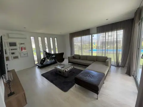 Casa 4 ambientes en BARRIO VISTAS con pileta - Puertos OPORTUNIDAD