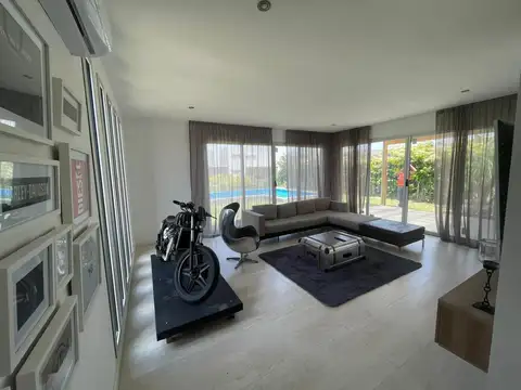 Casa en Venta con 2 cocheras