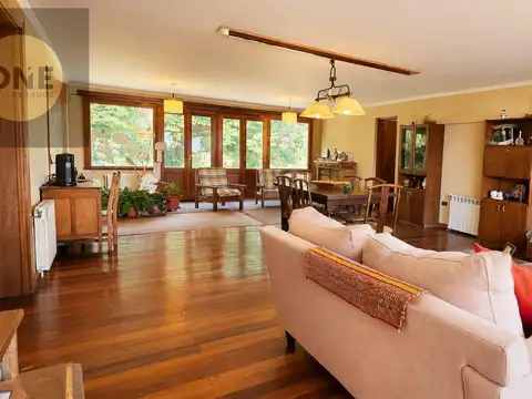 Casa 9 ambientes con 2 baños