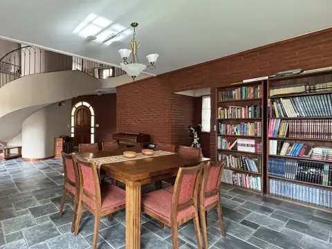 Casa en Venta con 6 cocheras