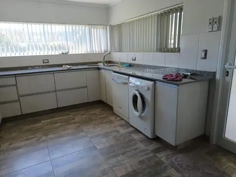 Casa en Venta con 3 cocheras