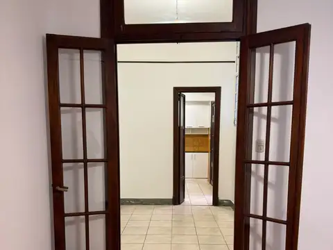 AMPLIO DEPTO. DE 3 AMBIENTES con PATIO  EN MUY BUEN ESTADO - 1ro POR ESCALERA