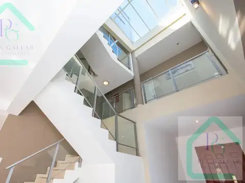 VENTA CASA 5 AMBIENTES LOMAS DEL MIRADOR C/COCHERA