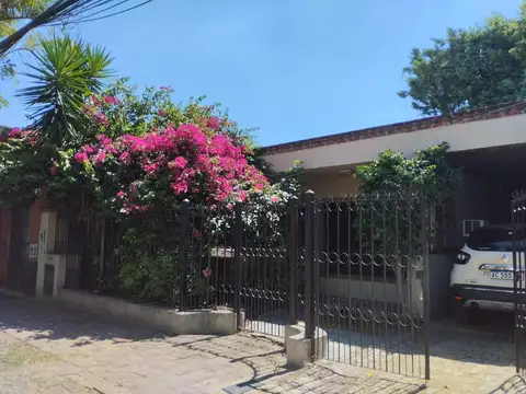 CASA 3 AMB. FONDO LIBRE, PILETA