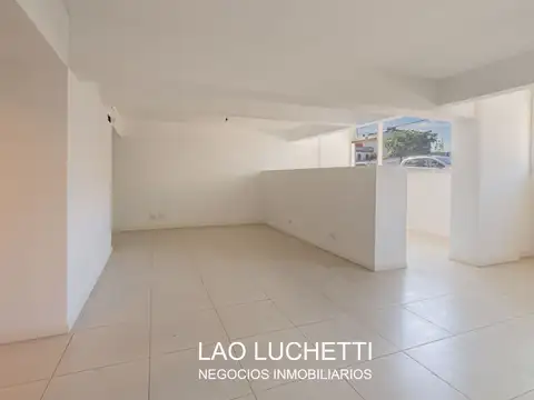 VENTA! LOCAL DE 243m2 CON  EXCELENTE VIDRIERA  PLENO DOHO 