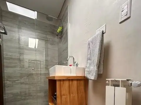 Departamento en venta monoambiente equipado y amueblado con cochera en Temperley, amenities