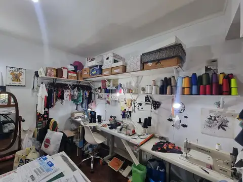 Casa de dos plantas a metros de Av. Freyre-