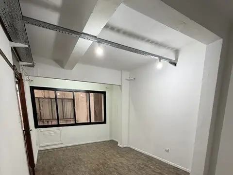 Se vende cómoda oficina zona tribunales