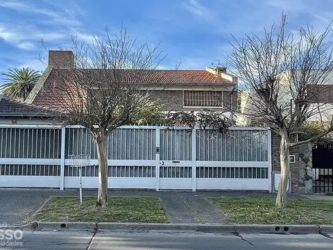 CHALET 5 AMBIENTES c/ PISCINA – PQUE. JOHNSTON