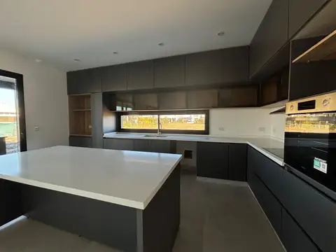Casa 6 ambientes con 4 baños