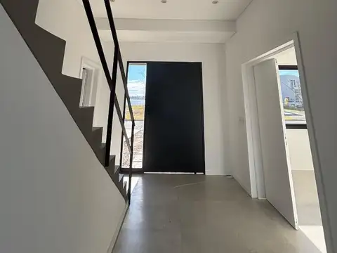 Casa en Venta con 4 cocheras