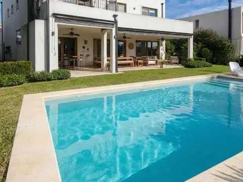 Casa en Venta con 6 cocheras