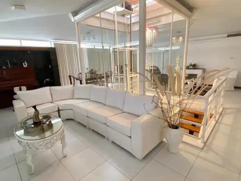 Casa en Venta con 4 cocheras