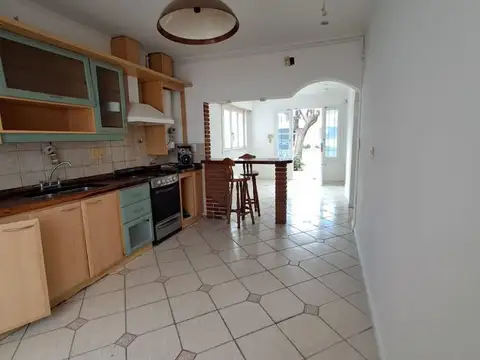 CHALET 4 AMBIENTES CON GARAGE Y PATIO, PARQUE LURO