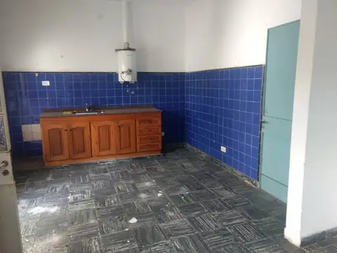 Amplia casa con local comercial y cochera.