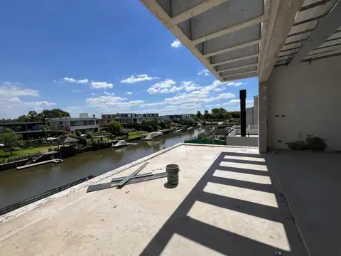 Casa en Venta con 3 cocheras