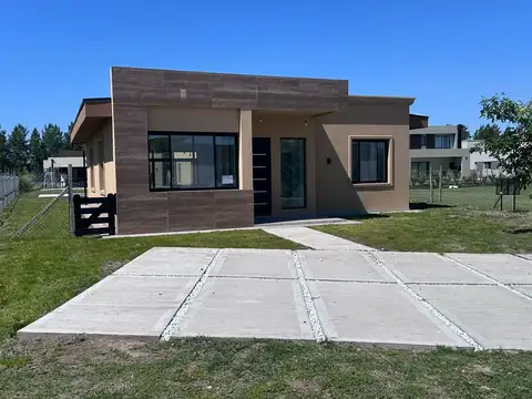 MODERNA CASA 5 AMBIENTES BARRIO SAN FELIPE CANNING