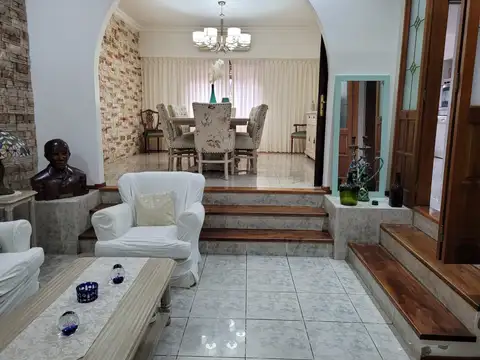 CAS 4 DORMITORIOS 2 PLANTAS  LOTE 8.66X43 DOBLE COCHERA PARQUE CON PILETACasa en venta en Villa Luro