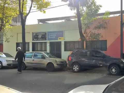 CASA con DOS DEPTOS.  EN LOTE PROPIO-FRENTE-FONDO