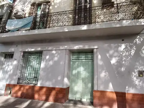 CASA con DOS DEPTOS.  EN LOTE PROPIO-FRENTE-FONDO