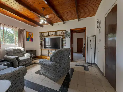 CASA DE 3 DORMITORIOS CON GRAN TERRENO DE 1.600 M2