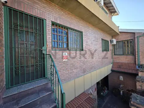 Venta gran ph de 8 ambientes de categoría, en Villa Maipú / permuta.
