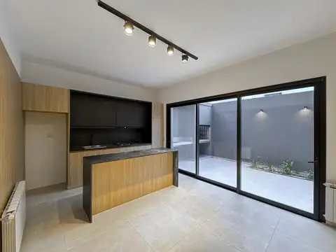 Casa de pasillo de 2 dormitorios más escritorio y quincho en Zona Río