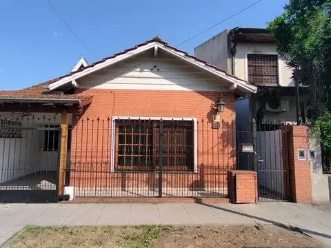 ALQUILER – Casa 3 ambientes con cochera y patio en Villa Adelina, Vicente López