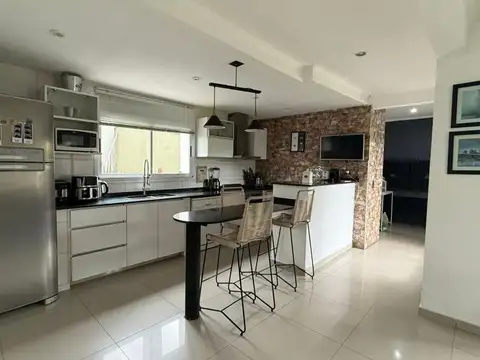 Casa en Alquiler con 1 cochera