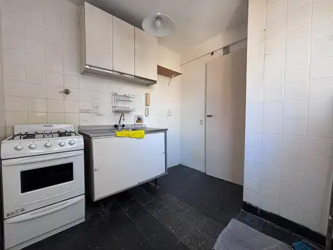 MONOAMBIENTE LATERAL - COCINA INDEPENDIENTE