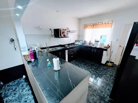 Casa 6 ambientes con 2 baños