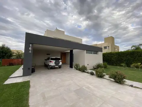 Las amarras  al 100, Puerto Roldán