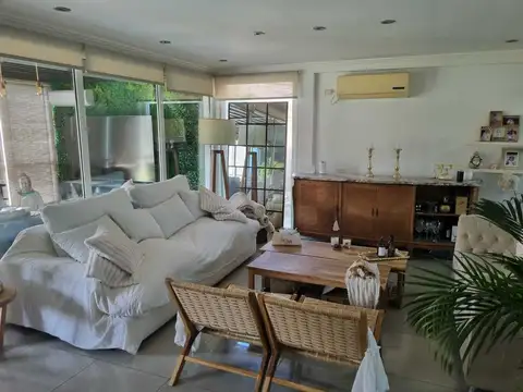 Casa en Alquiler con 1 cochera