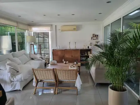 Casa 6 ambientes con 5 baños