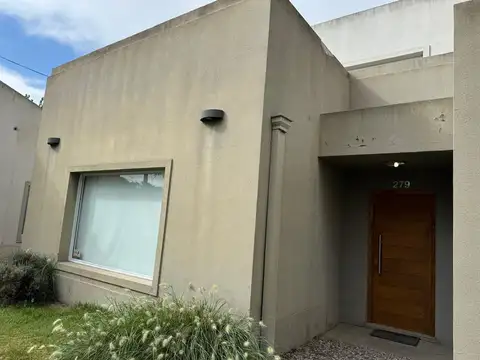 Casa 5 ambientes con 4 baños