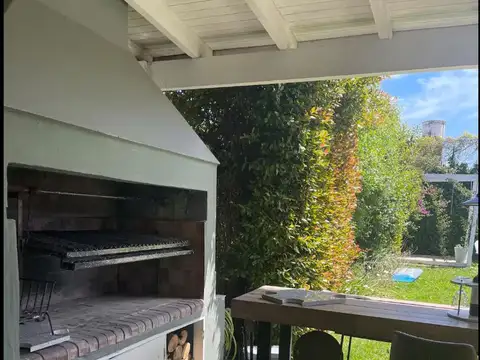 Casa en Alquiler con 2 cocheras