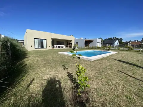 VENTA CASA 4AMB PILETA PARRILLA LOTE INTERNO OPORTUNIDAD