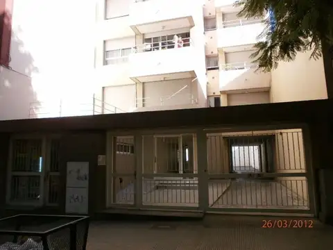 Cochera descubierta en planta baja.