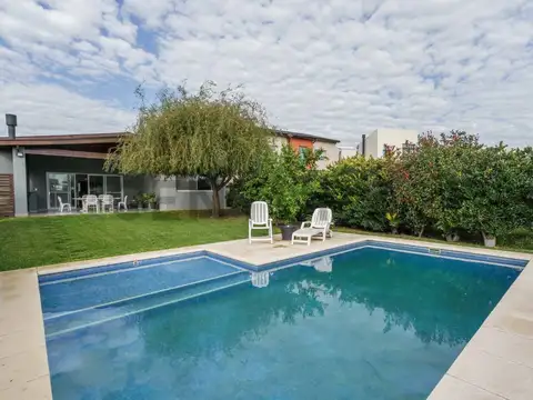 Casa 4 amb. en Santa Elena - Pilar del Este - Fondo Libre,  cul-de-sac, pileta - Impecable