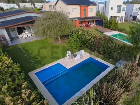Casa 4 amb. en Santa Elena - Pilar del Este - Fondo Libre,  cul-de-sac, pileta - Impecable