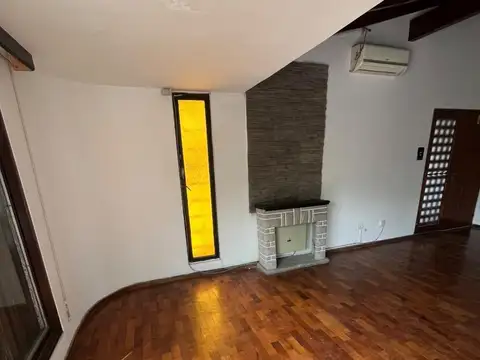 Casa en Alquiler con 2 cocheras