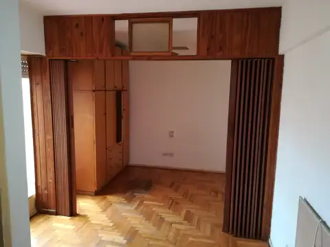 Alquiler de monoambiente con patio en Monte Castro