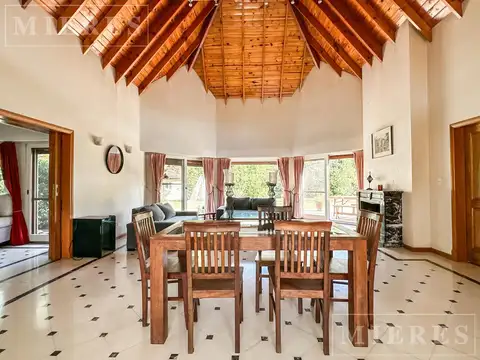 Casa 11 ambientes con 5 baños