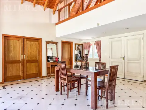 Casa en Venta con 2 cocheras