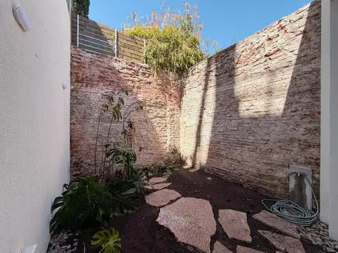Casa de pasillo de 2 dormitorios más comodín, jardín y terraza en Pichincha